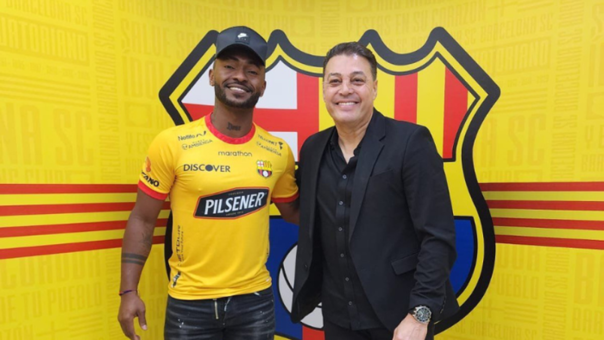 Pedro Pablo Perlaza (i) ya se puso la camiseta de Barcelona