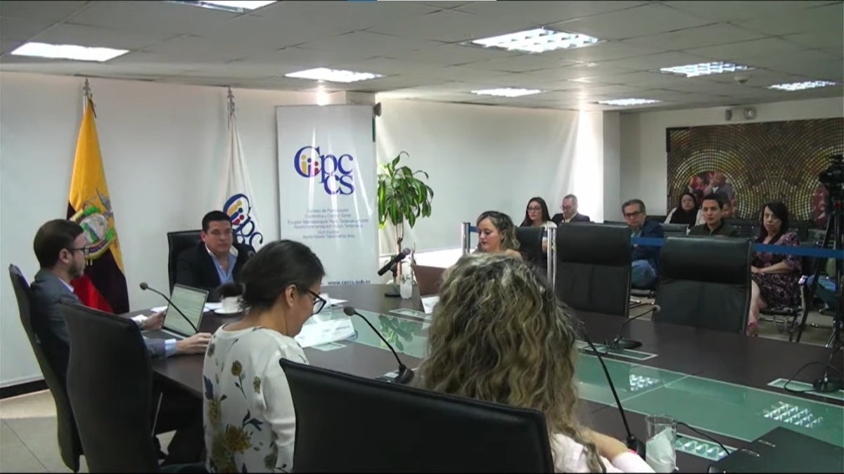 Solo Alembert Vera (c), Augusto Verduga y Johanna Verdezoto asistieron a la audiencia.