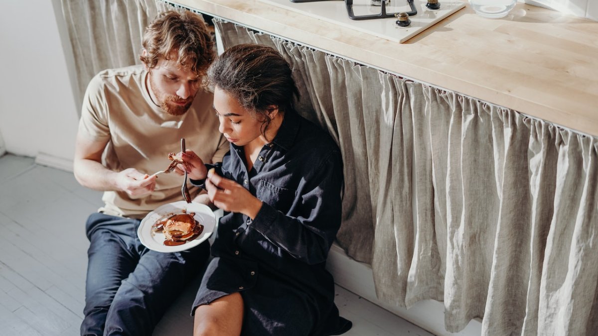 Desayunando  deliciosos pancakes.