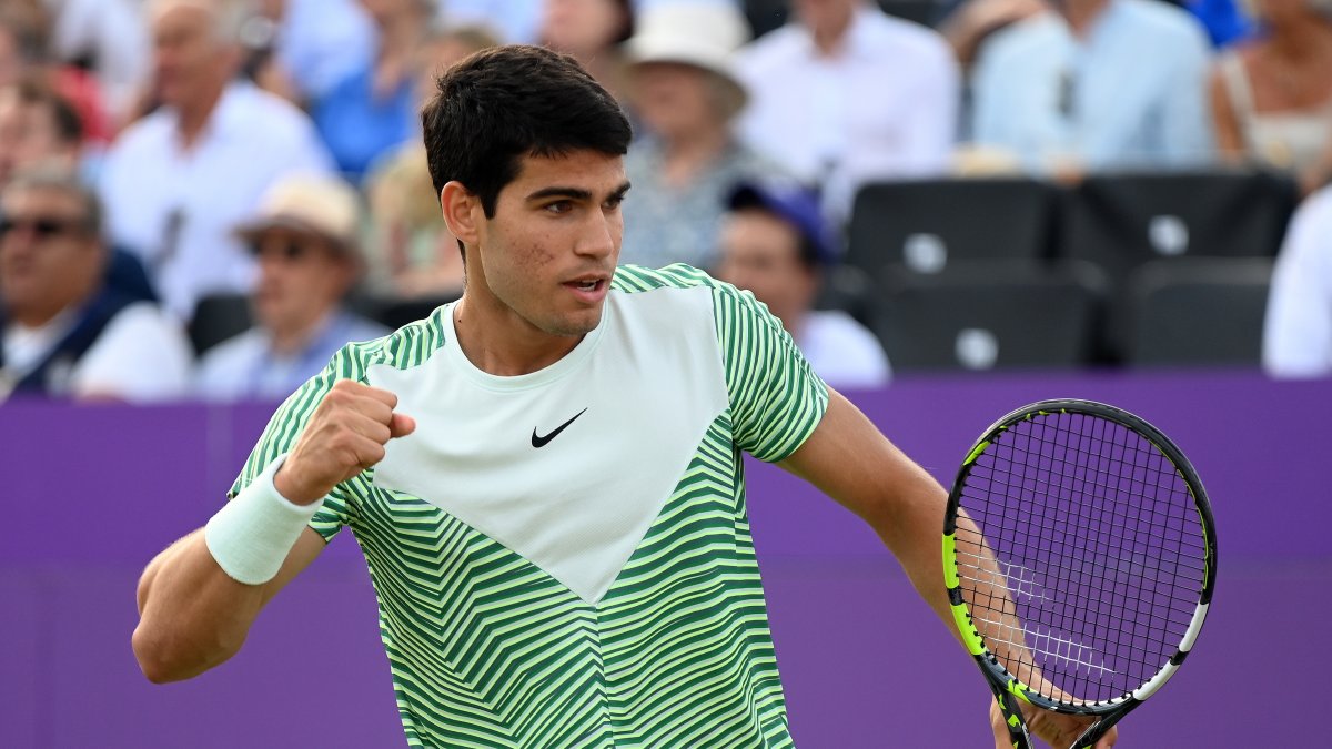 Carlos Alcaraz, de España, en acción contra Grigor Dimitrov, de Bulgaria.