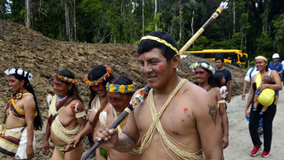 Reunión. Miembros de la comunidad Kawymeno, en la provincia de Orellana, visitaron el campo petrolero Ishpingo.