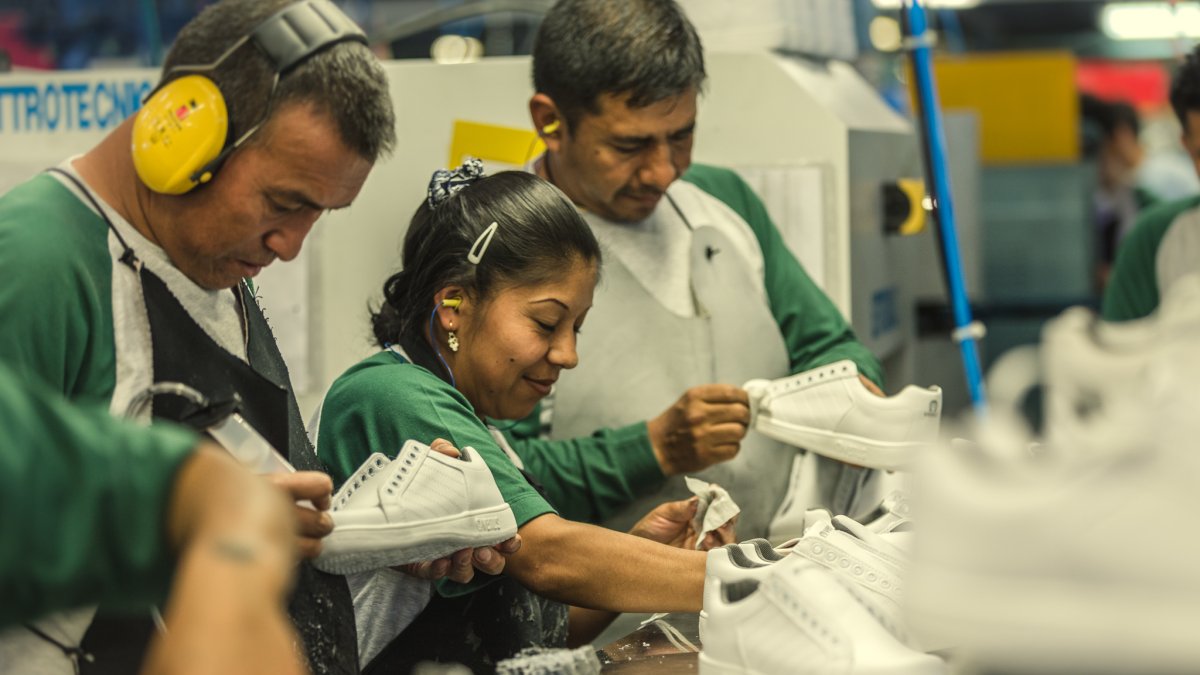 Fábrica. Trabajadores de la empresa Plasticaucho elaboran zapatos de la marca Venus.