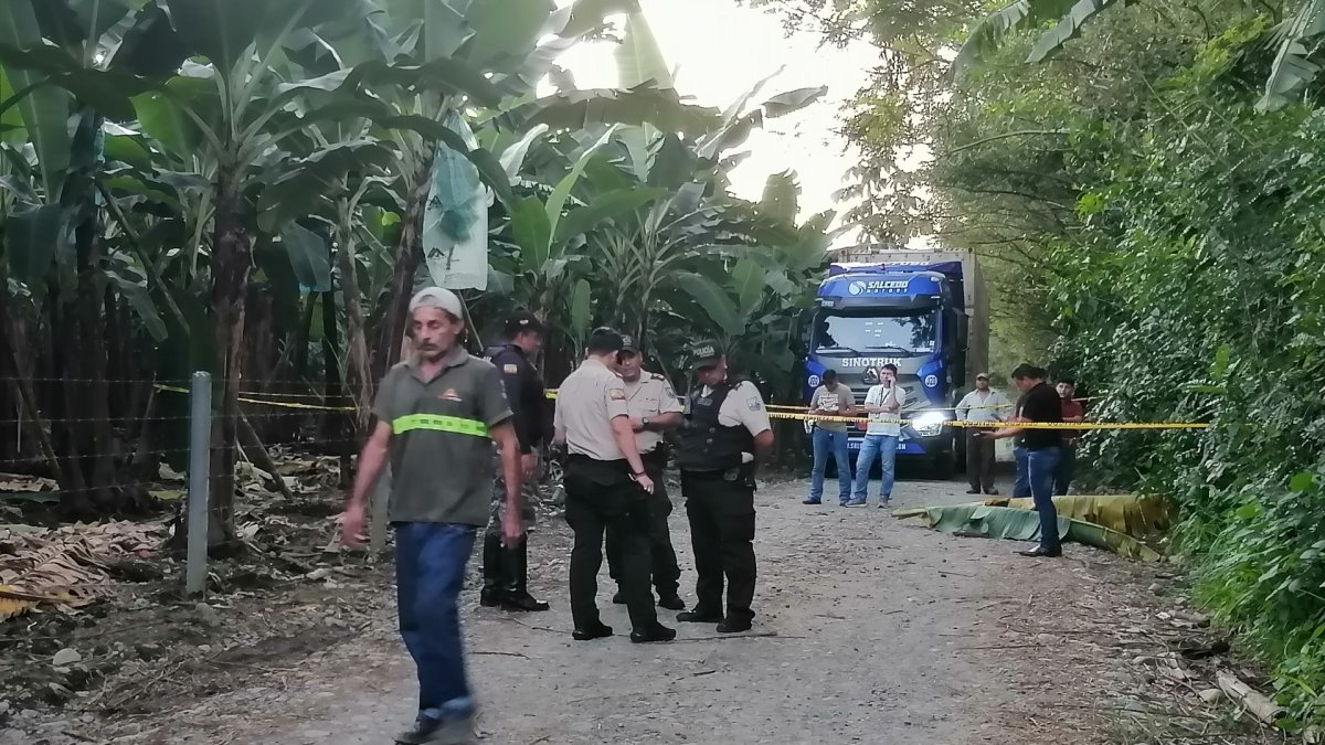 Los agentes recopilan datos del triple crimen del jueves 22 de junio.