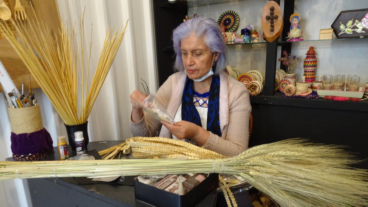 Cuenca. Cecilia Yánez Vásquez trabaja en su taller con la fibra obtenida de las plantas del maiz y la cebada.