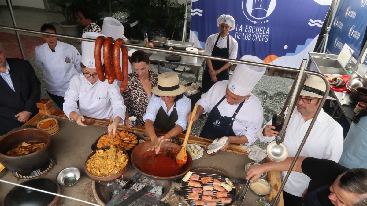 Presentación. El horno manabita está hecho de madera de teca y 50 quintales de tierra, de Manabí y Guayas.