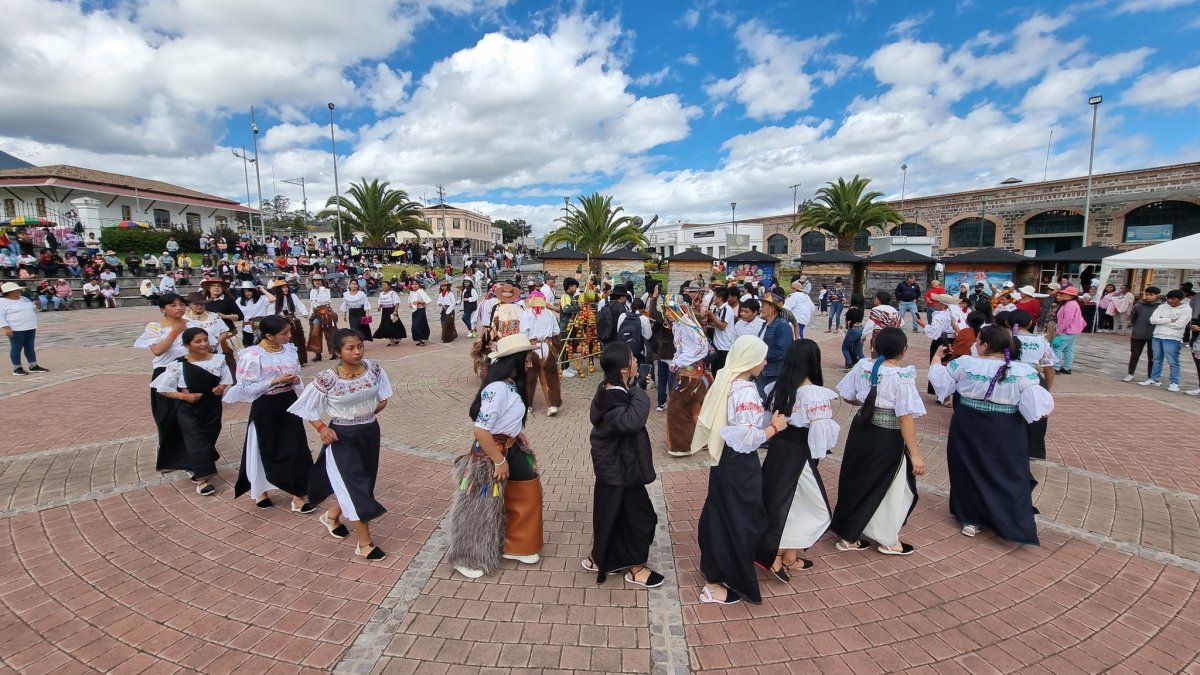 Vistiendo sus trajes locales, cientos festejaron el Inti Raymi.