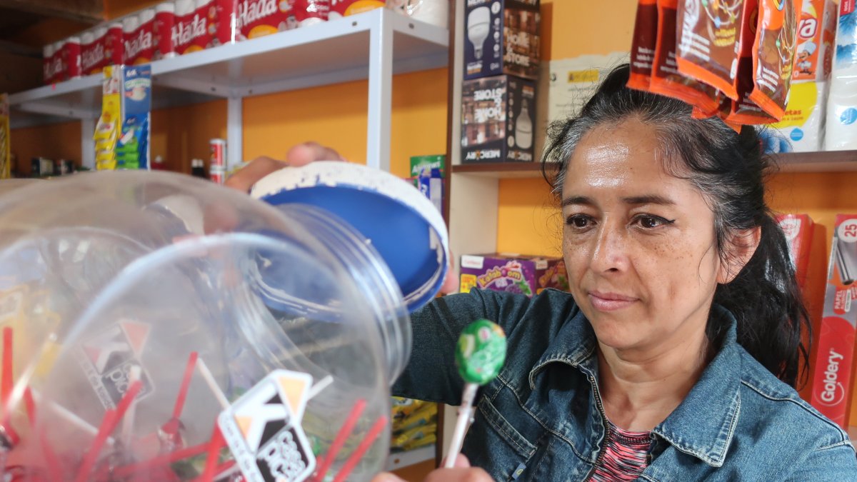 Quito. Marjorie Huilca trabaja en una tienda de abarrotes, en un negocio emprendido en el último año.