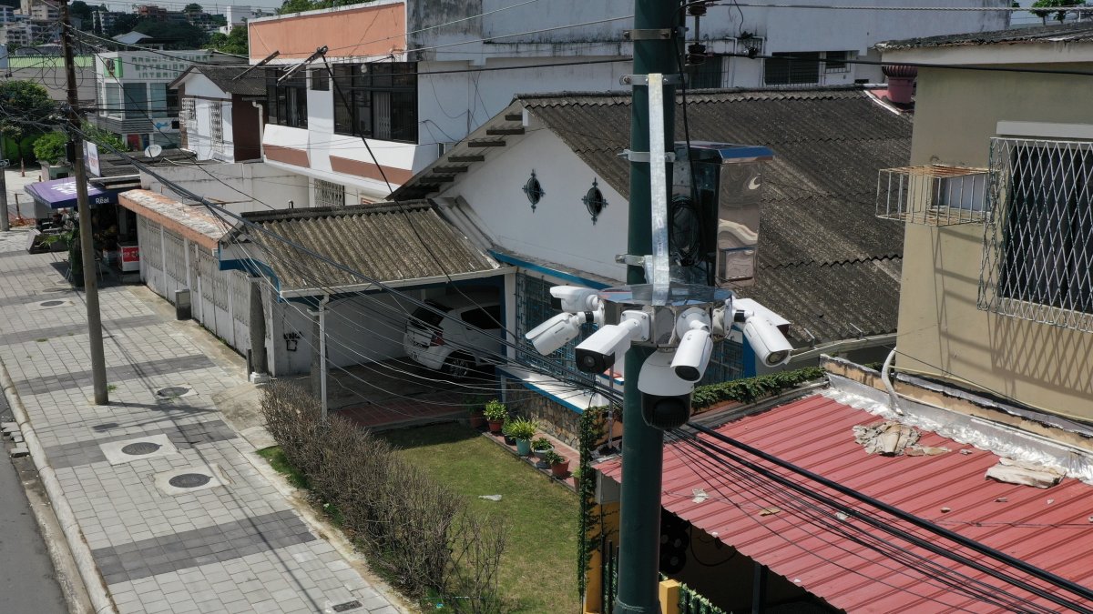 CAMARAS  DE SEGURIDAD INSTALADAS EN UNA ZONA DE LA CIUDADELA URDESA, GUAYAQUIL.