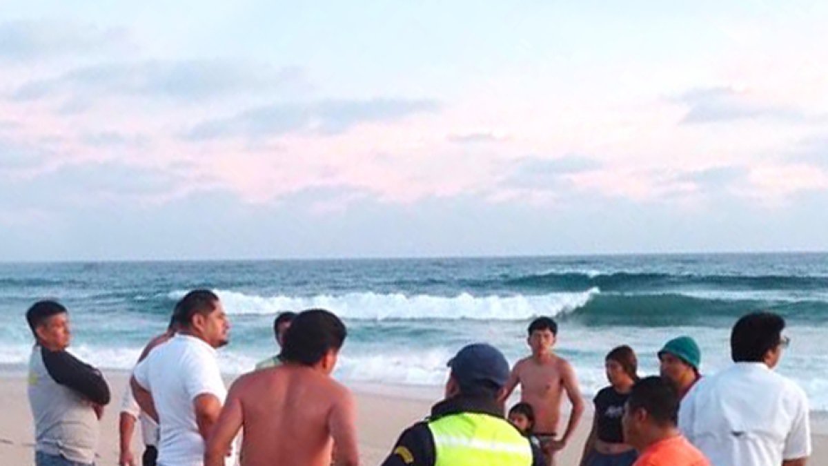 Salinas. Varias personas se amontonan alrededor del cuerpo del pescador ahogado.