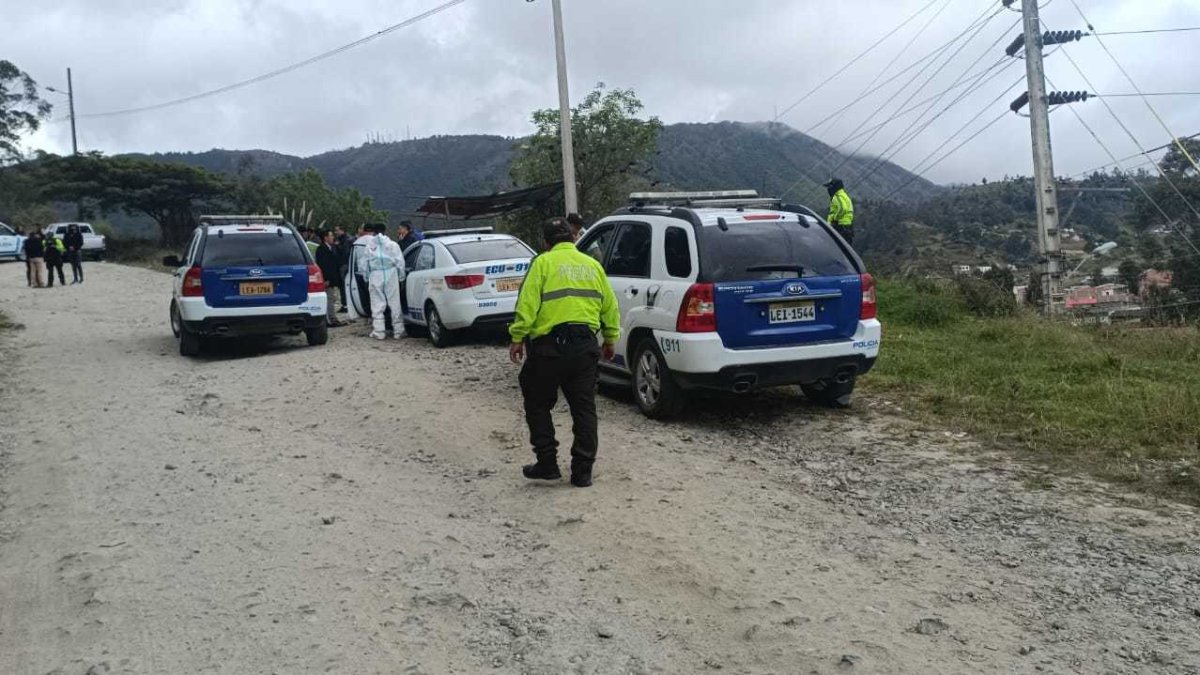 La policía llega hasta el sitio hasta donde ubicaron a una de las víctimas que dejó la balacera.
