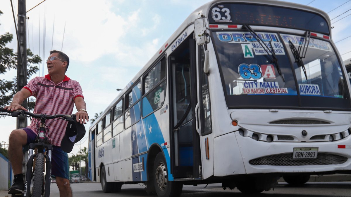 Obstáculos. Vehículos a exceso de velocidad, baches y la falta de una ciclovía exponen al peligro a los ciclistas que usan la Francisco de Orellana.