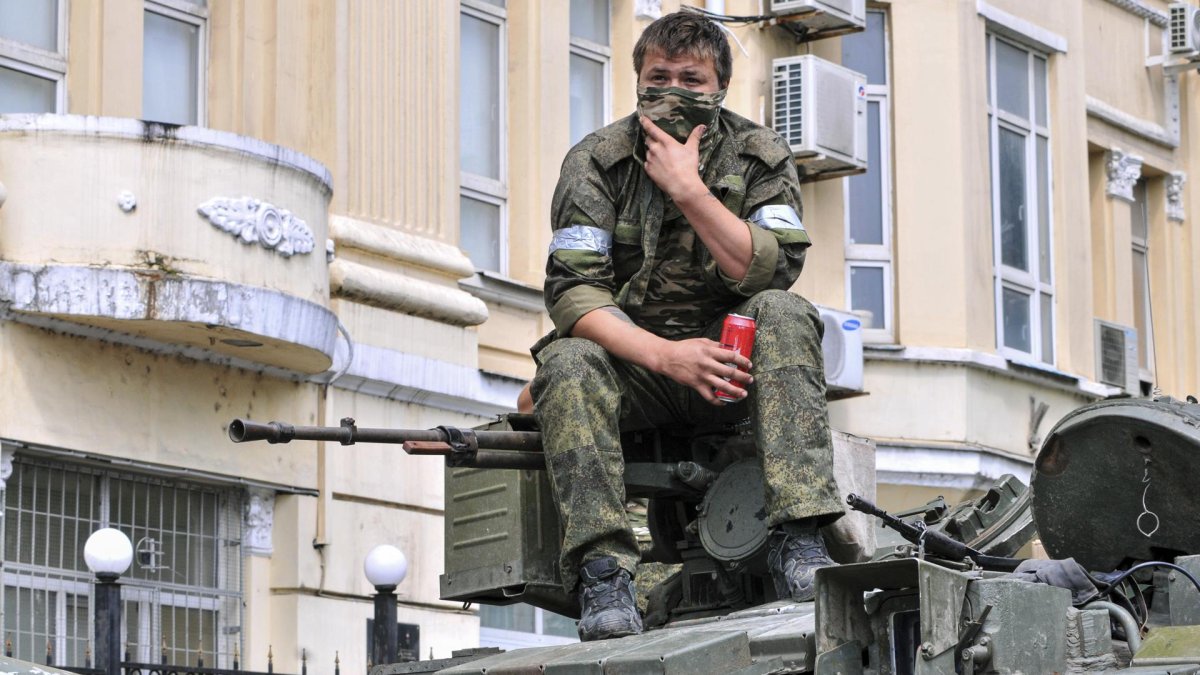 Miembro del amotinado grupo de mercenarios rusos Wagner encima de un blindado tras tomar el control de la ciudad de Rostov, en el sur de Rusia. (Rusia, Ucrania)