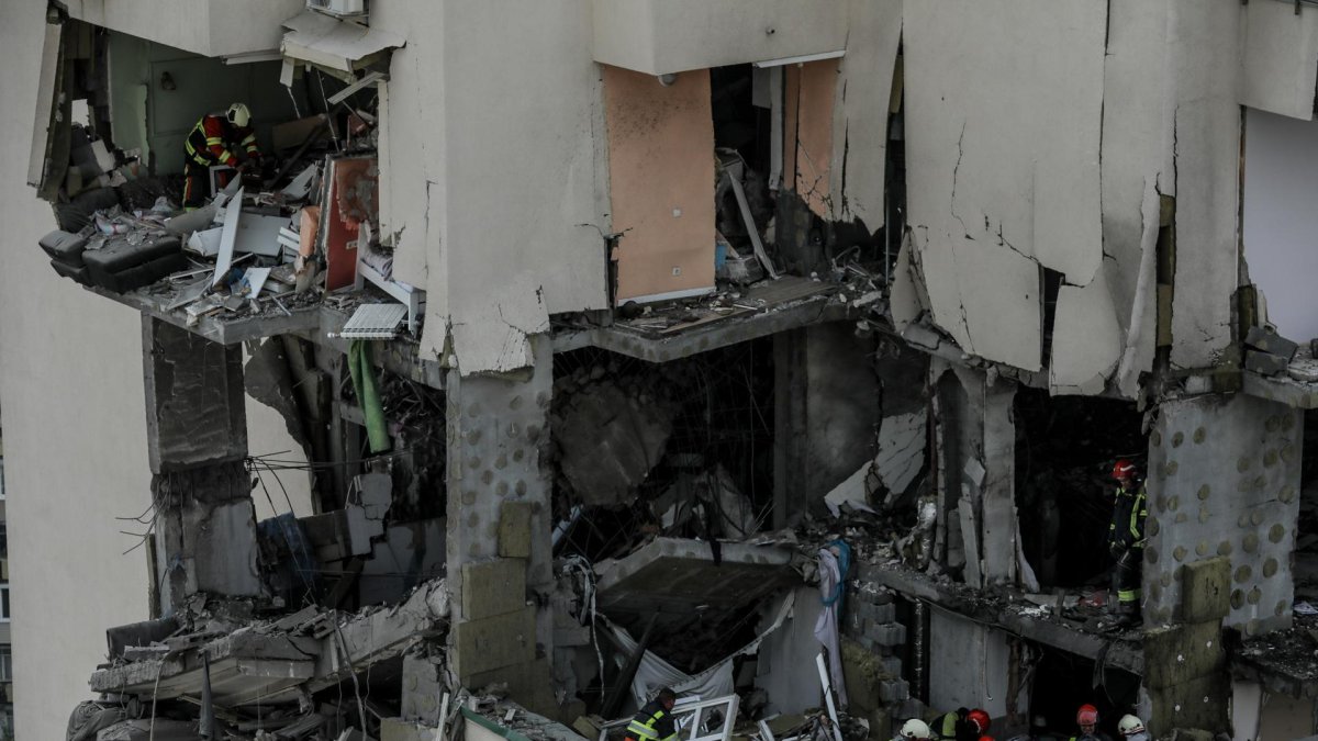 Rescatistas en acción después de que fragmentos de misiles dañaran un bloque de apartamentos en Kiev (Kiev), Ucrania, el 24 de junio de 2023, en medio de la invasión rusa.