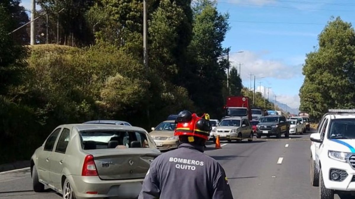 Una larga de fila de vehículos se formó en la avenida.