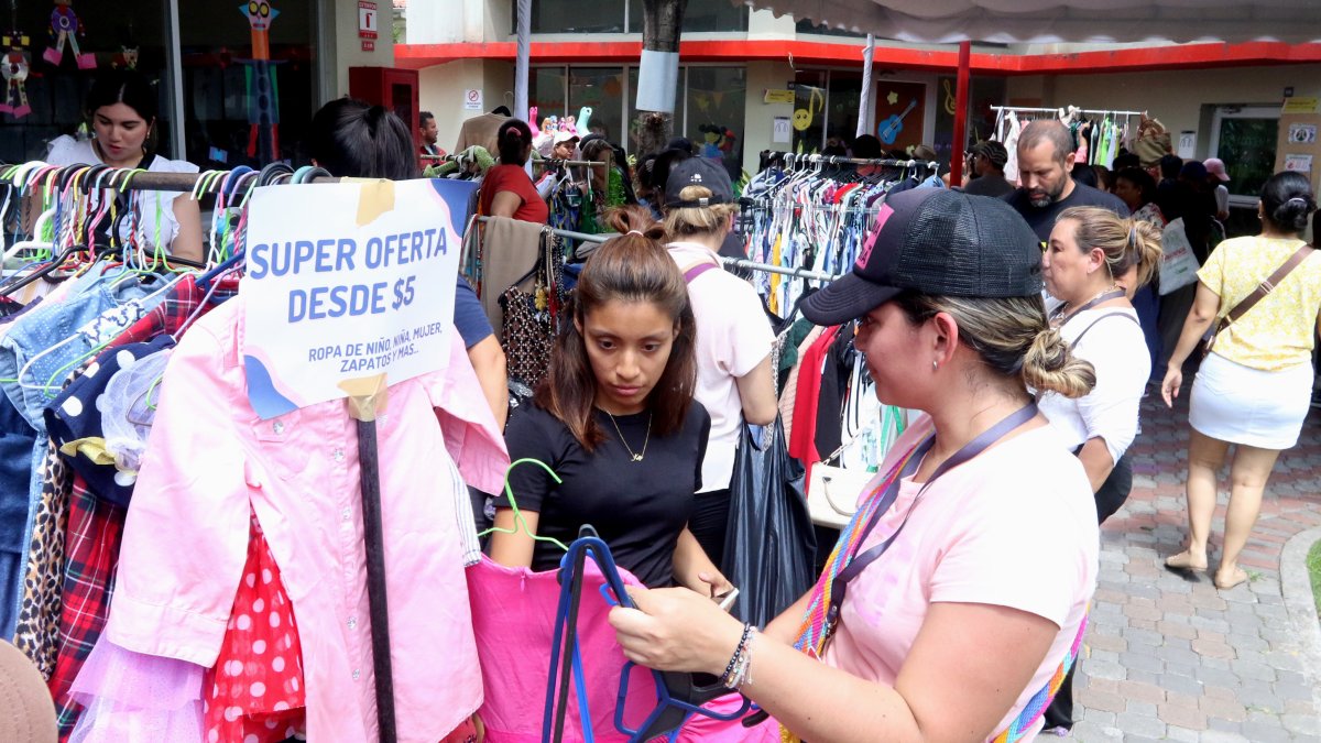 En el bazar del Alemán Humboldt hubo prendas desde cinco dólares que fueron adquiridas por el público.