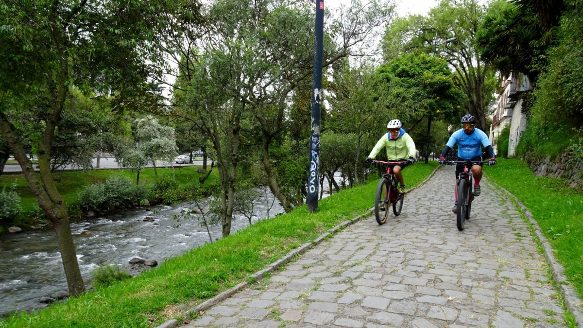 A orillas del  cristalino río Tomebamba, en Cuenca, la gente corre, camina, hace deporte o hasta picnics.