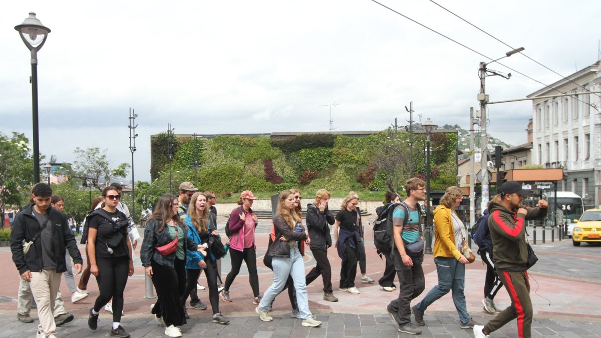 Turismo. Conocido como la puerta de ingreso al Centro Histórico, el barrio de San Blas alberga mensualmente a cientos de turistas, principalmente jóvenes europeos y norteamericanos.