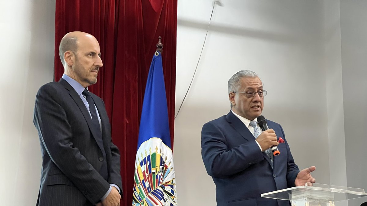 Fernando Flores (d) asumió la Embajada de Ecuador en Panamá el 11 de agosto de 2021.