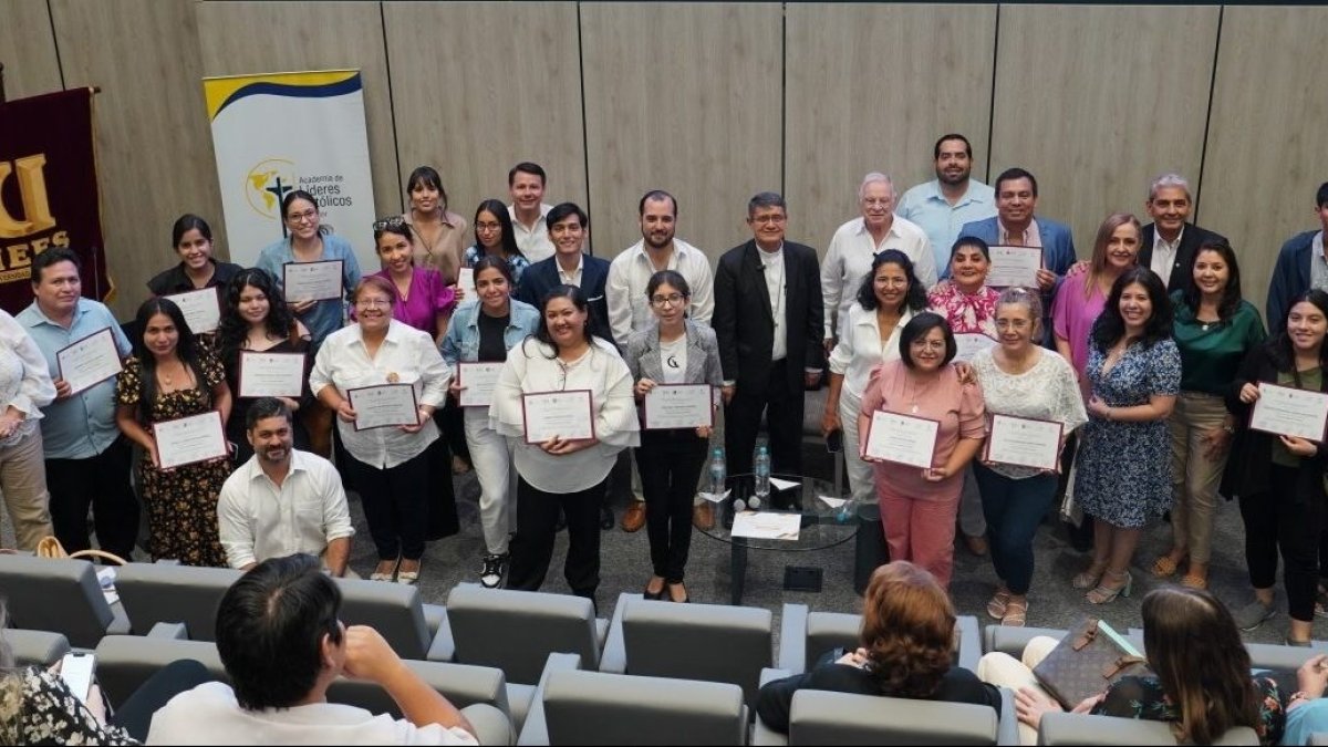 Guayaquil. Aparece el primer grupo de graduados de la Escuela de Líderes Católicos