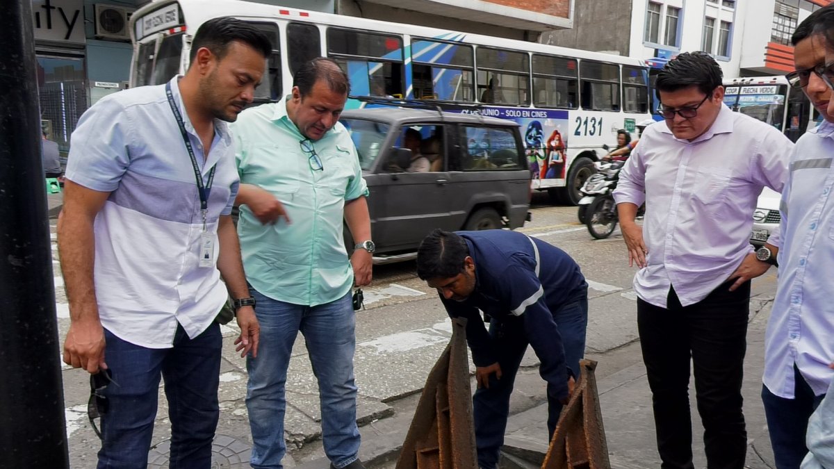 Personal de CNEL y de Obras Públicas Municipal se reunió en el lugar donde se realizarán los trabajos para coordinar acciones.