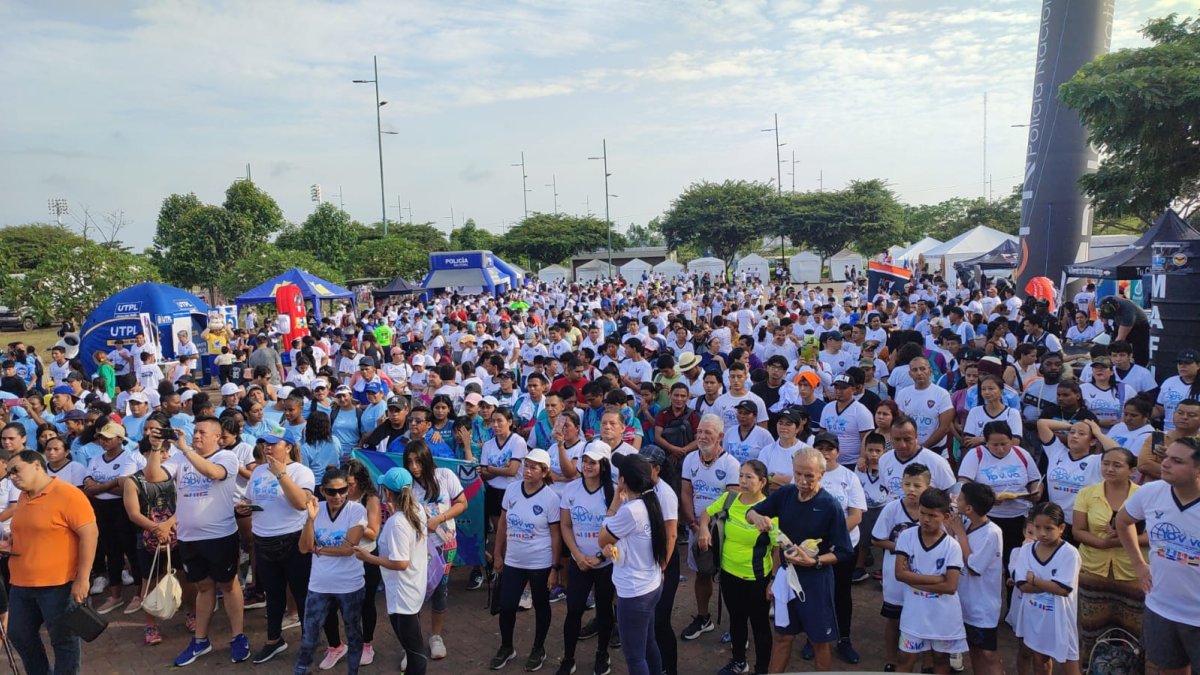 Los competidores de todas las edad, se concentraron en la avenida Orellana y salieron con dirección al complejo Samanes.