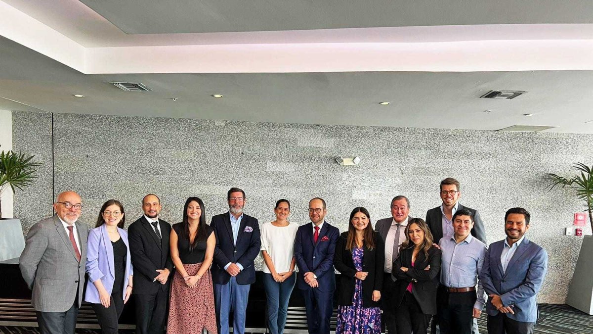 Profesionales.- Los fundadores del Instituto Ecuatoriano de Derecho Aduanero (IEDA).