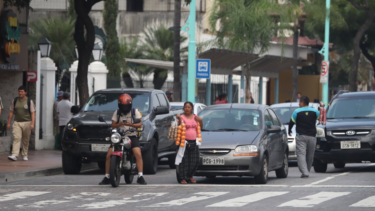 La presencia de vendedores informales se observa en varias calles principales de Urdesa.