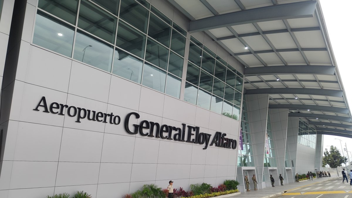 El ministro Roberto Luque dijo que se gestionará para dotar de otro equipo para el aeropuerto de Cuenca.