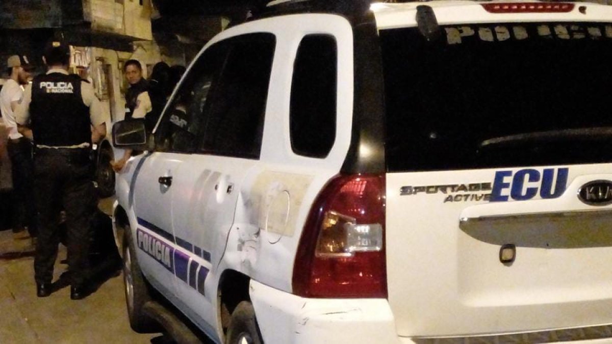 Un artefacto destruyó un vehículo policial en Daule