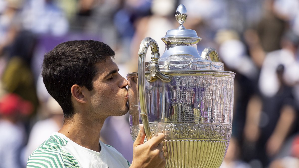 El español Carlos Alcaraz, con el trofeo tras vencer al australiano Alex de Minaur en la final del troneo Cinch de Tenis en las pistas de Queen's en Londres.