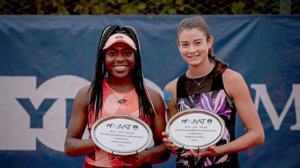 Mell Reasco (i), junto a la también tricolor Camila Romero, ganaron el dobles en el W15 de Argentina. Mell también ganó en singles.