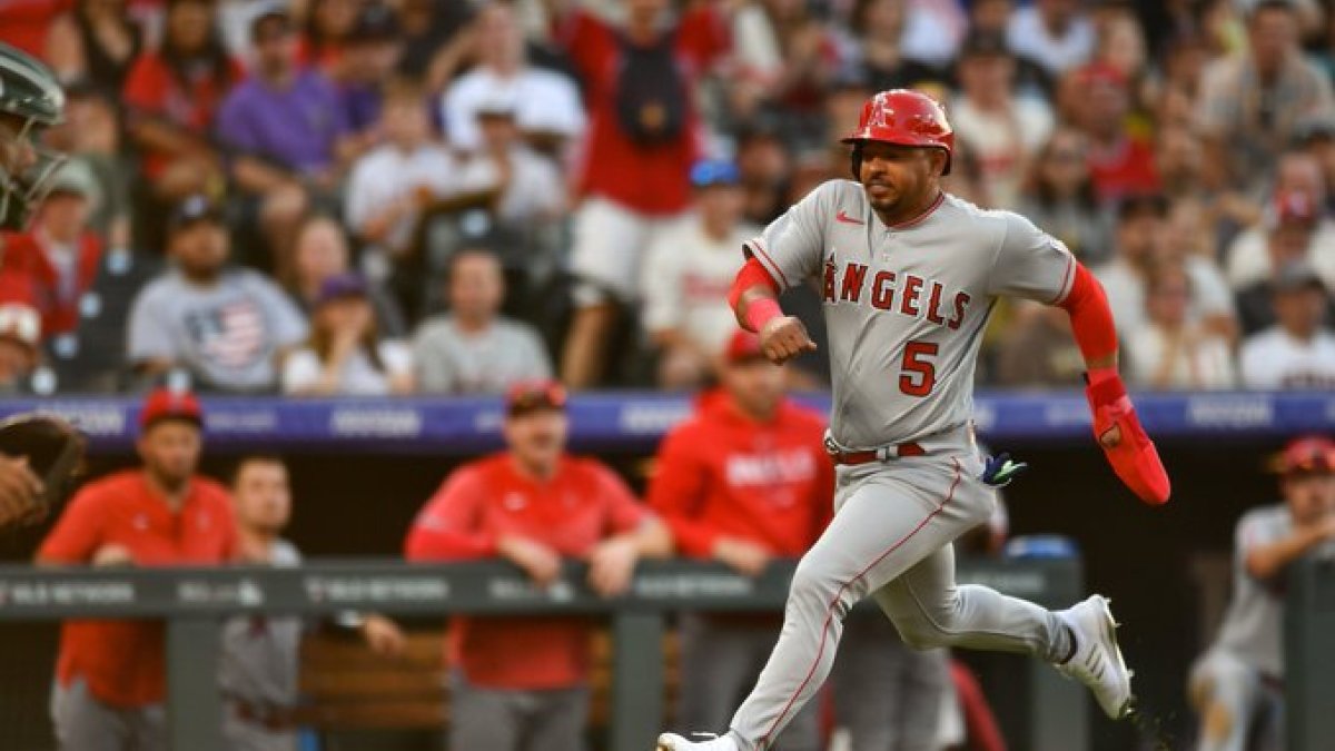 Eduardo Escobar es el  primero en anotar cuatro carreras.