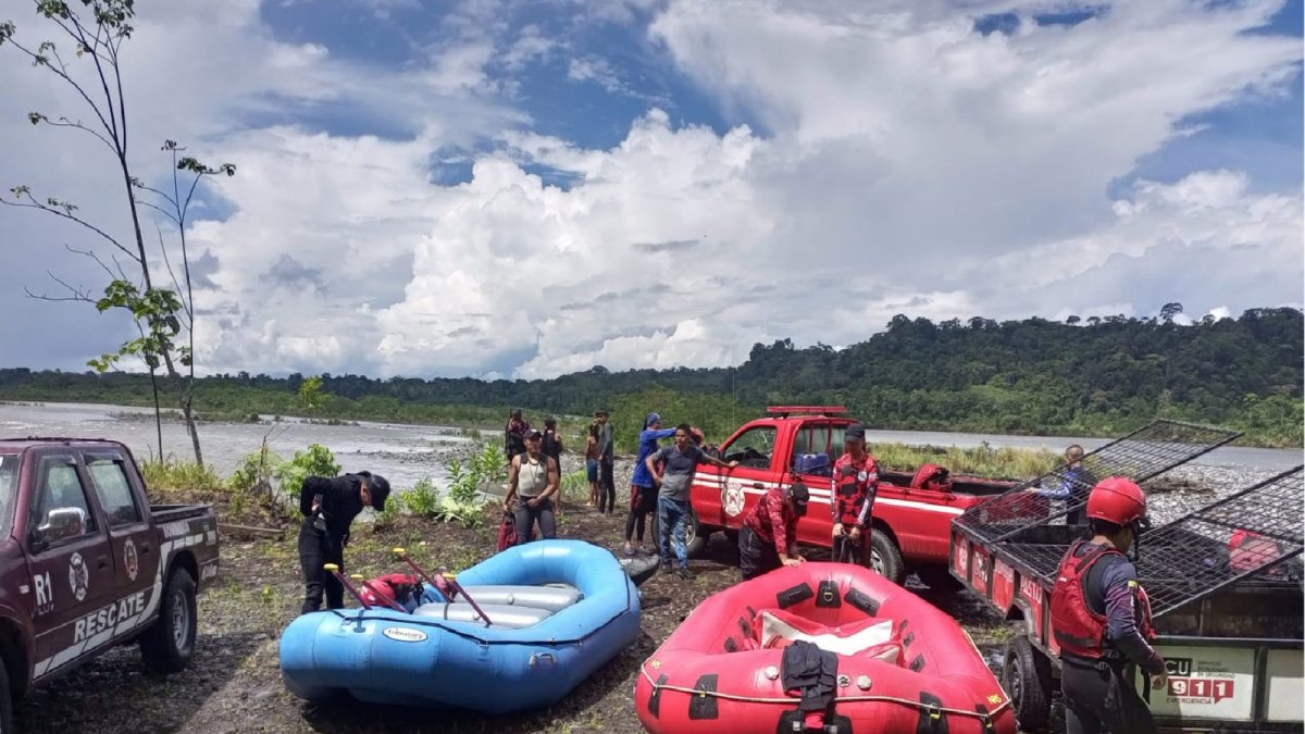Emergencia. El Cuerpo de Bomberos de Mera rescató a las personas que quedaron varadas en el río Pastaza.