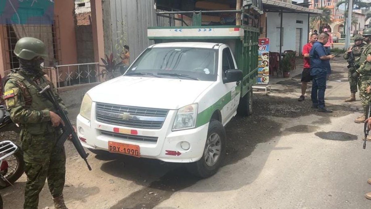 En El Oro, los uniformados decomisaron 330 galones de diésel en el balde de una camioneta.