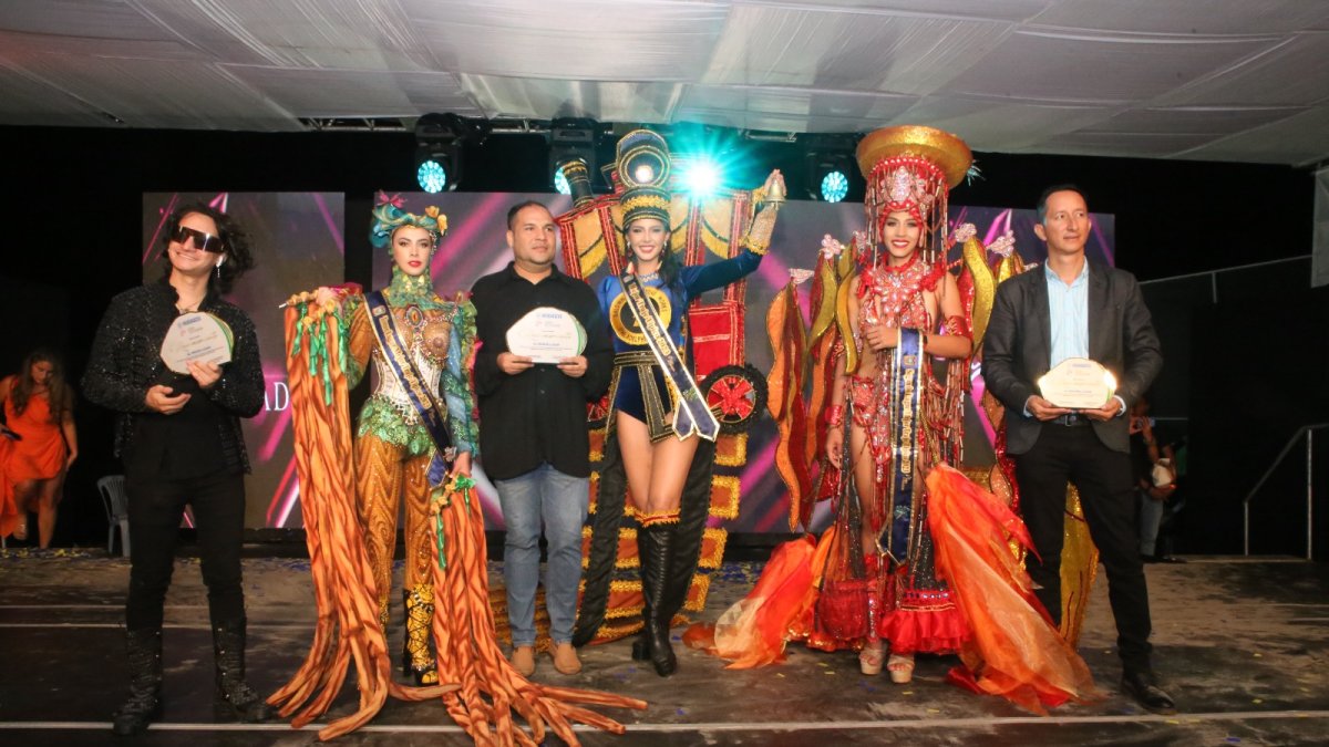 Trajes ganadores de primer, segundo y tercer lugar.