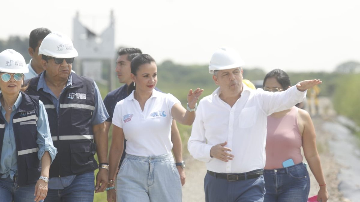 La Prefecta de la provincia, Marcela Aguiñaga, inspecciona la obra del dragado del sedimento del río Guayas.