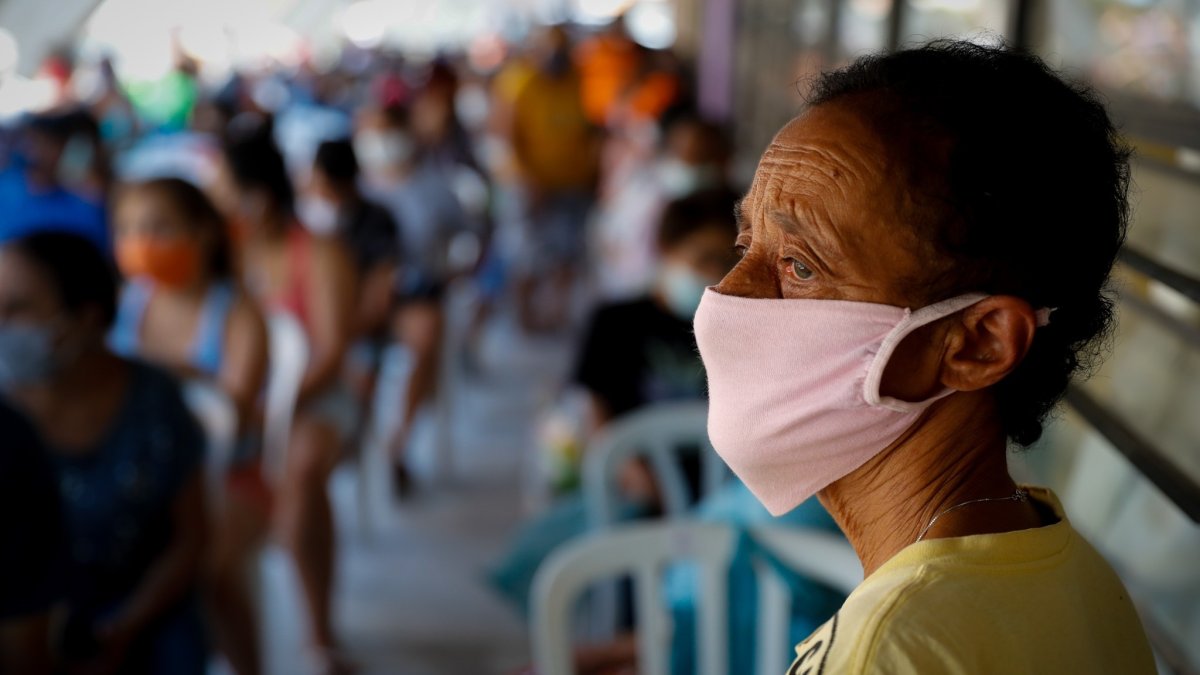 Una mujer hace fila para recibir donaciones de comida, en la favela de Paraisopolis, en la avenida Paulista, en Sao Paulo (Brasil), en una fotografía de archivo.