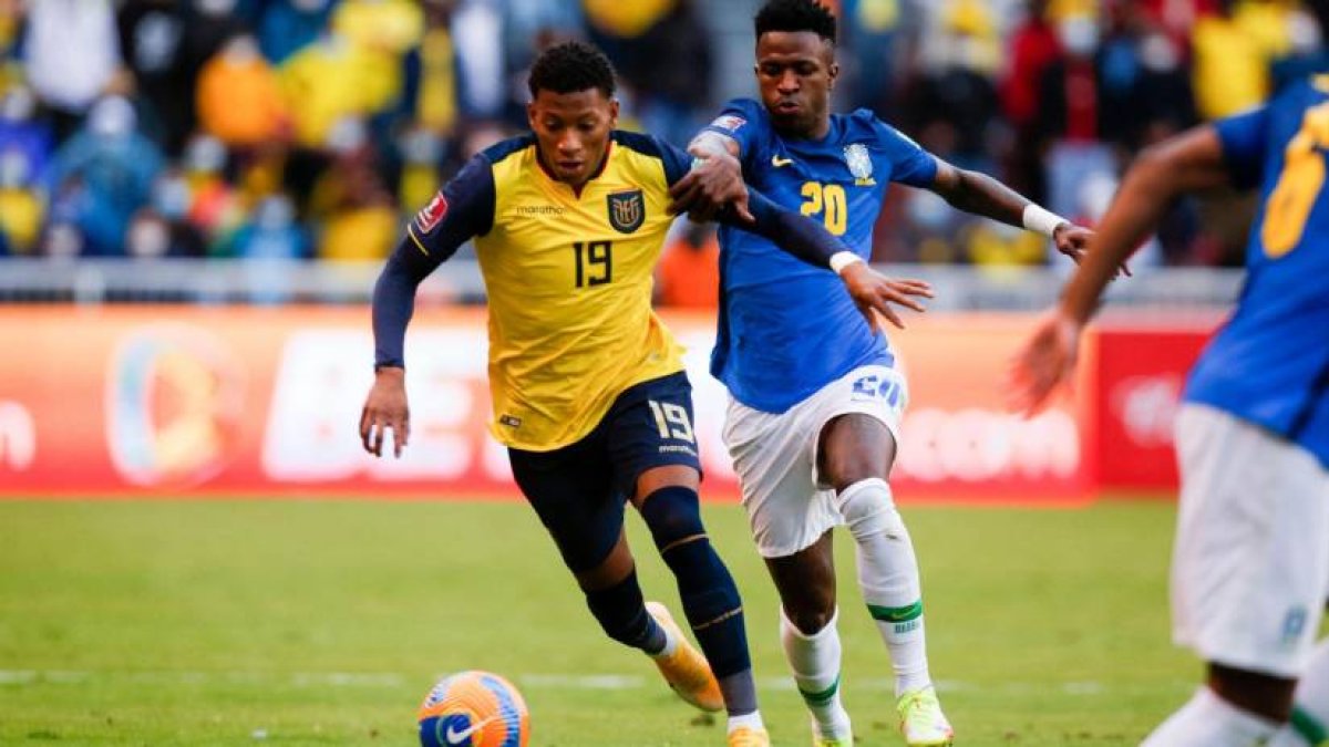Gonzalito (i) durante un partido frente a la selección de Brasil por eliminatorias sudamericanas.