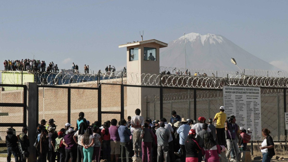 Familiares aguardan en el exterior la cárcel peruana de Socabaya, en una fotografía de archivo.