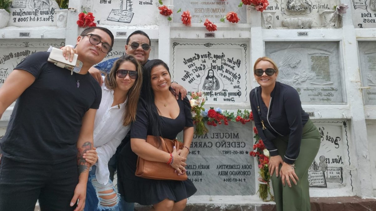 El Cuy, Mónica Bucheli, Marlon Acosta, Priscilla Tomalá y Cinthya Naveda en la tumba de Miguel Cedeño.