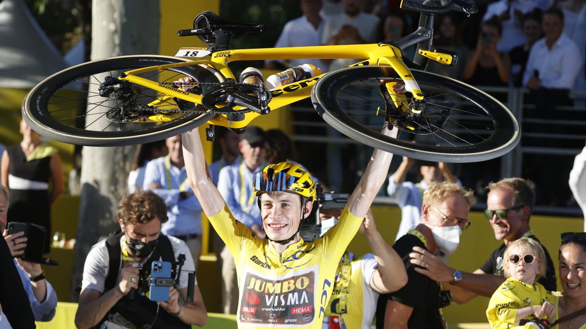 El jinete danés, Jonas Vingegaard (C), de Jumbo Visma, es el vigente monarca del Tour de Francia.