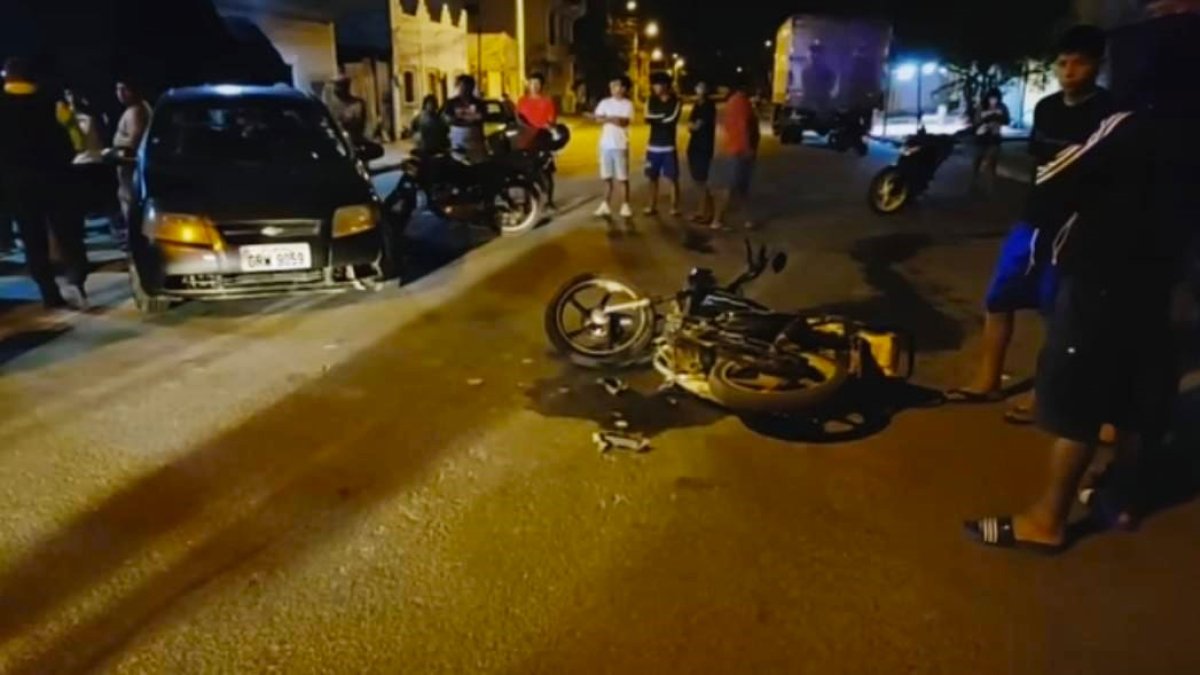 Evidencia. En el sitio quedó la moto en que viajaban los atacantes.