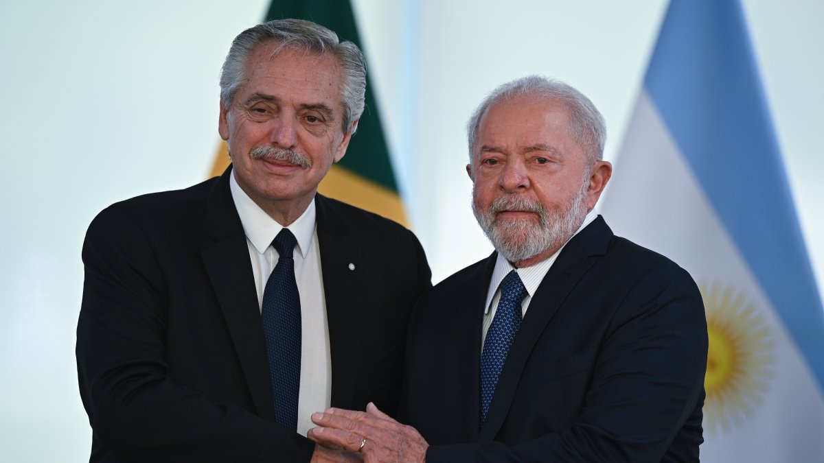 El presidente de Brasil, Luiz Inácio Lula da Silva (der.), se reúne con su homólogo argentino, Alberto Fernández, en el Palacio del Planalto, hoy lunes 26 de junioo en Brasilia (Brasil).