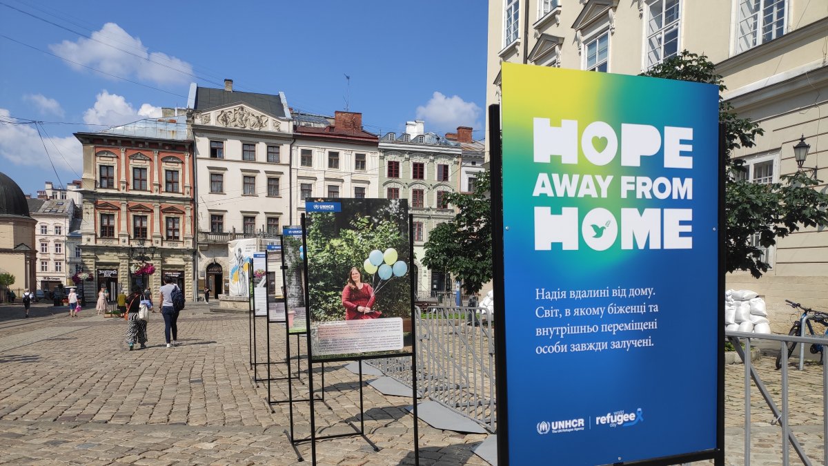 Leópolis (oeste) sigue albergando decenas de miles de desplazados que tratan de integrarse en la comunidad local pero mantienen la esperanza de que la contraofensiva pueda liberar sus hogares.