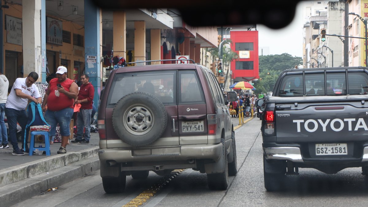 Este hecho se registra de forma habitual en Guayaquil, un ejemplo se da en la calle 10 de Agosto.