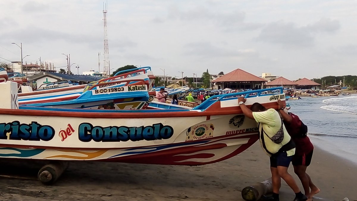 ‘Forzudos’. Cincuenta hombres llamados los ‘forzudos’ se ganan 10 dólares por fibra para estacionarlas en la playa.