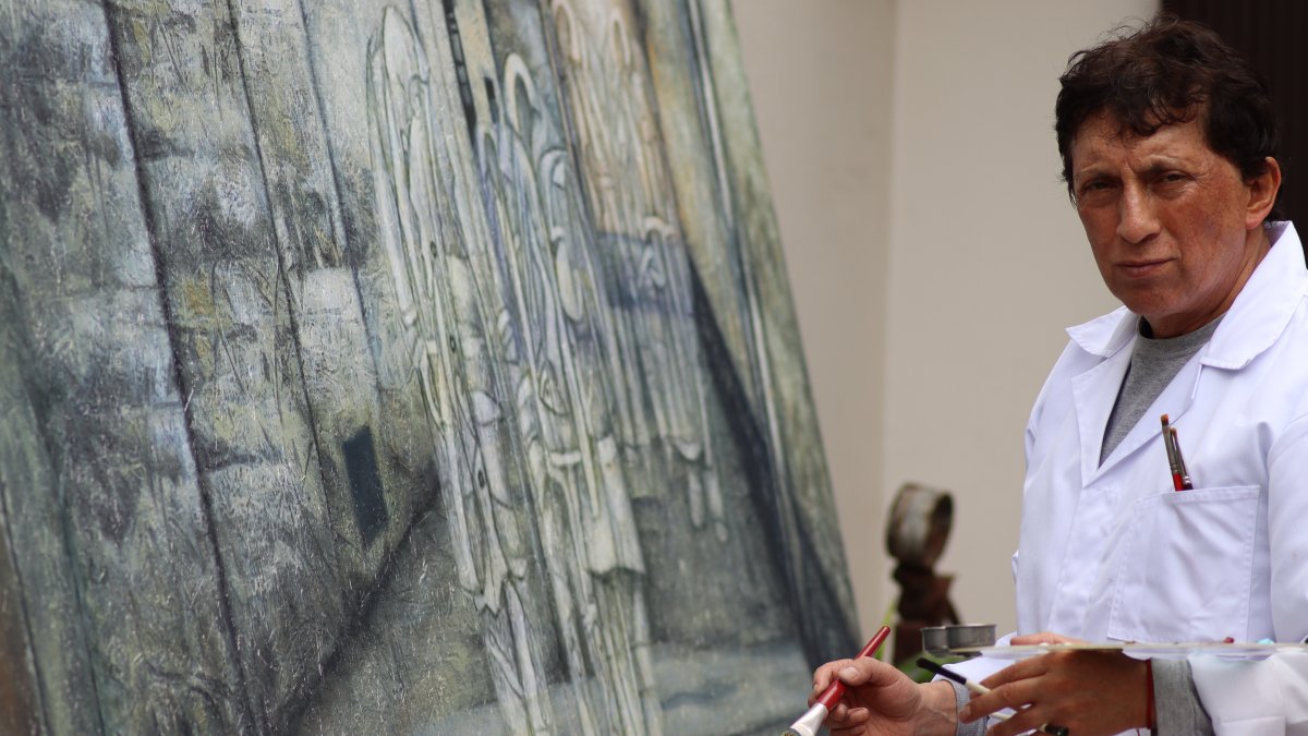 El pintor Hernán Illescas, frente a una de sus obras que expone desde este miércoles 28 en el Nahim Isaías.