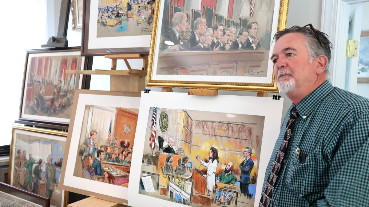 El caricaturista Bill Hennessy el 16 de mayo de 2023, en su estudio en Washington (EE. UU). Durante 40 años, su lápiz ha retratado diversos casos.