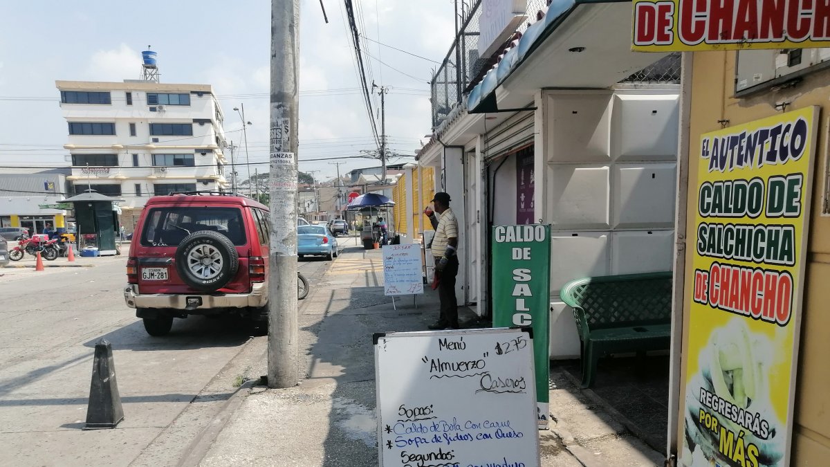 Restaurantes. En el norte de la ciudad de Guayaquil el almuerzo más económico se vende a 2,75 dólares.