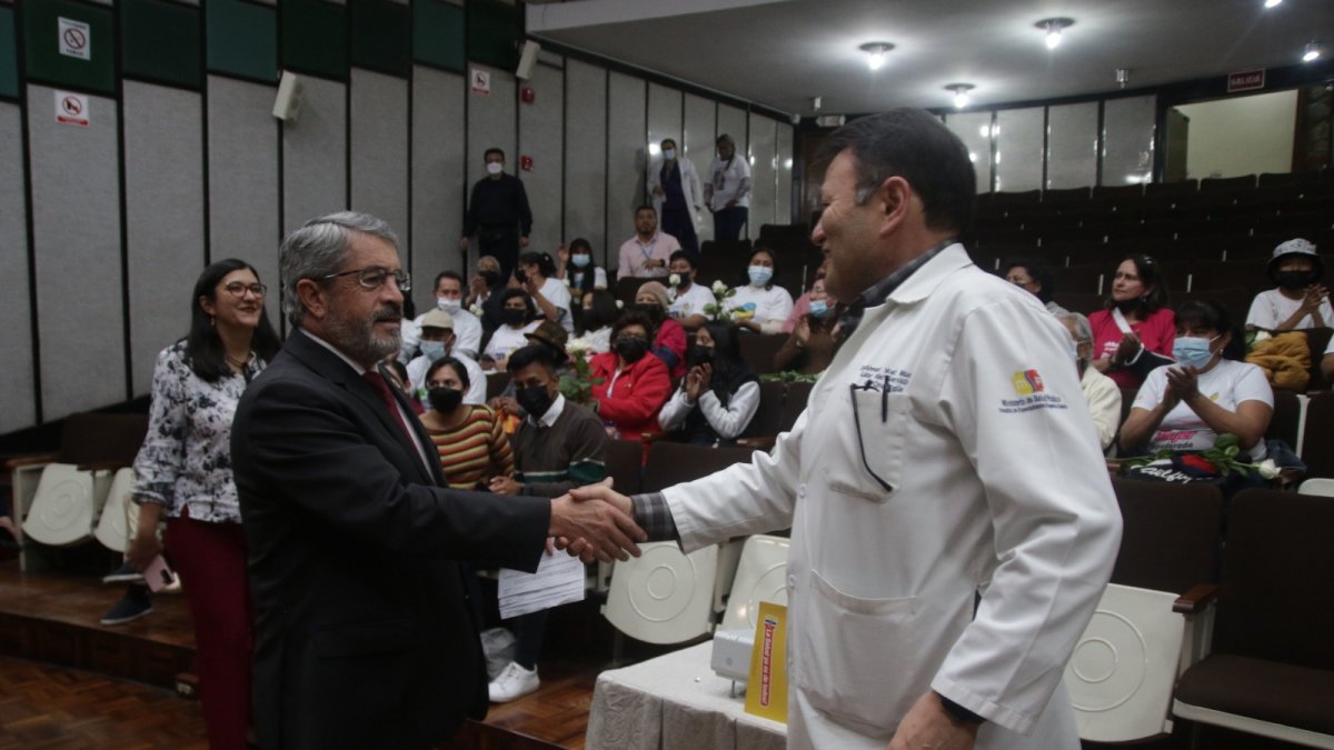 José Ruales saluda con el doctor Wali Mushtaq, responsable del área de oncología
